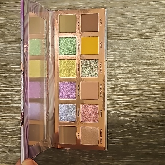 What's Up Beauty Geodes pallet - Picture 2 of 5